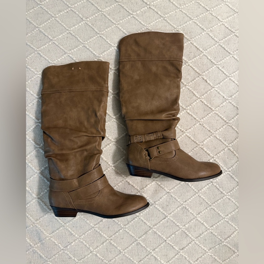 ✨NWT✨ Tan Knee-High Boots